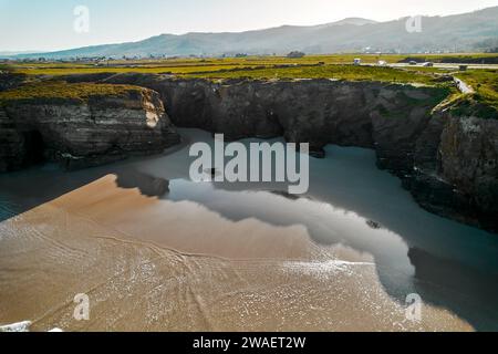 Über dem Blick auf die leere Praia das Catedrais oder den Strand der Kathedralen an der Nordwestküste Spaniens. Es wurde zum Naturdenkmal erklärt. Reisen Stockfoto