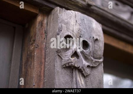 Makabre aus Holz schnitzen bei L'Aître Saint-Maclou (alte Beinhaus), Rouen, Haute-Normandie, Frankreich Stockfoto