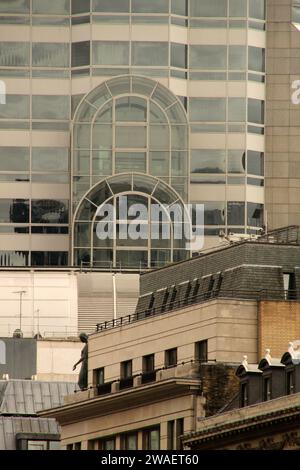 Ein Außenblick auf eine geschäftige Stadtlandschaft, umgeben von verschiedenen Gebäuden in Paris, Frankreich Stockfoto