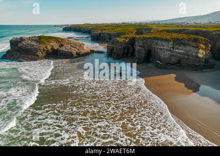 Über dem Blick auf die leere Praia das Catedrais oder den Strand der Kathedralen an der Nordwestküste Spaniens. Es wurde zum Naturdenkmal erklärt. Reisen Stockfoto