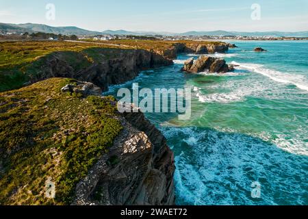 Über dem Blick auf die leere Praia das Catedrais oder den Strand der Kathedralen an der Nordwestküste Spaniens. Es wurde zum Naturdenkmal erklärt. Reisen Stockfoto