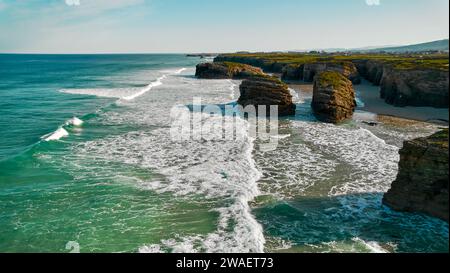 Über dem Blick auf die leere Praia das Catedrais oder den Strand der Kathedralen an der Nordwestküste Spaniens. Es wurde zum Naturdenkmal erklärt. Reisen Stockfoto