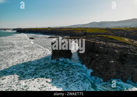 Über dem Blick auf die leere Praia das Catedrais oder den Strand der Kathedralen an der Nordwestküste Spaniens. Es wurde zum Naturdenkmal erklärt. Reisen Stockfoto