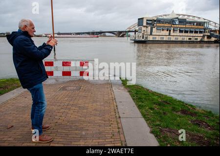 28. Dezember, Nijmegen. Die regnerischen Weihnachtstage haben in den Niederlanden erhebliche Unannehmlichkeiten verursacht. In Nijmegen befinden sich niedrige Teile des Kais und rund um den Hafen an der Waalkade unter Wasser. Der Wasserstand liegt derzeit etwa 14,60 Meter über dem NAP. NICKERCHEN ist die Basis, um zu messen, wie hoch oder niedrig der Wasserstand ist. Da es in Deutschland immer noch viel regnet, besteht eine gute Chance, dass der Wasserstand zu Beginn des neuen Jahres wieder ansteigt. Stockfoto
