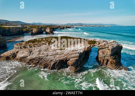 Über dem Blick auf die leere Praia das Catedrais oder den Strand der Kathedralen an der Nordwestküste Spaniens. Es wurde zum Naturdenkmal erklärt. Reisen Stockfoto