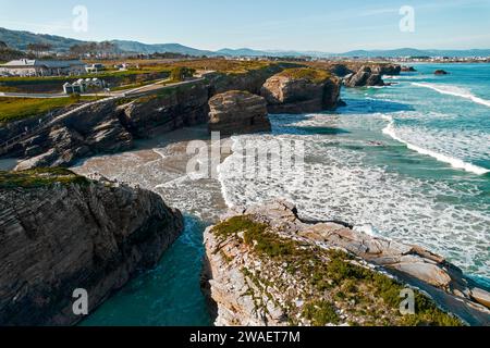 Über dem Blick auf die leere Praia das Catedrais oder den Strand der Kathedralen an der Nordwestküste Spaniens. Es wurde zum Naturdenkmal erklärt. Reisen Stockfoto