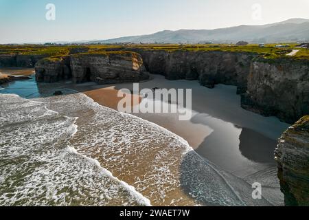 Über dem Blick auf die leere Praia das Catedrais oder den Strand der Kathedralen an der Nordwestküste Spaniens. Es wurde zum Naturdenkmal erklärt. Reisen Stockfoto