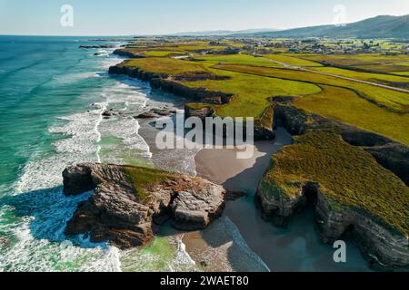 Über dem Blick auf die leere Praia das Catedrais oder den Strand der Kathedralen an der Nordwestküste Spaniens. Es wurde zum Naturdenkmal erklärt. Reisen Stockfoto