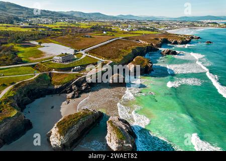 Über dem Blick auf die leere Praia das Catedrais oder den Strand der Kathedralen an der Nordwestküste Spaniens. Es wurde zum Naturdenkmal erklärt. Reisen Stockfoto