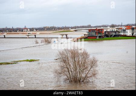 28. Dezember, Nijmegen. Die regnerischen Weihnachtstage haben in den Niederlanden erhebliche Unannehmlichkeiten verursacht. In Nijmegen befinden sich niedrige Teile des Kais und rund um den Hafen an der Waalkade unter Wasser. Der Wasserstand liegt derzeit etwa 14,60 Meter über dem NAP. NICKERCHEN ist die Basis, um zu messen, wie hoch oder niedrig der Wasserstand ist. Da es in Deutschland immer noch viel regnet, besteht eine gute Chance, dass der Wasserstand zu Beginn des neuen Jahres wieder ansteigt. Stockfoto