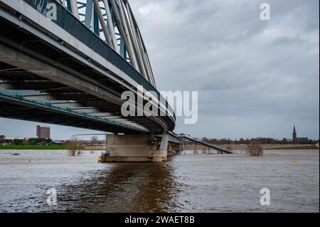 28. Dezember, Nijmegen. Die regnerischen Weihnachtstage haben in den Niederlanden erhebliche Unannehmlichkeiten verursacht. In Nijmegen befinden sich niedrige Teile des Kais und rund um den Hafen an der Waalkade unter Wasser. Der Wasserstand liegt derzeit etwa 14,60 Meter über dem NAP. NICKERCHEN ist die Basis, um zu messen, wie hoch oder niedrig der Wasserstand ist. Da es in Deutschland immer noch viel regnet, besteht eine gute Chance, dass der Wasserstand zu Beginn des neuen Jahres wieder ansteigt. Stockfoto