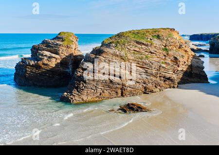 Über dem Blick auf die leere Praia das Catedrais oder den Strand der Kathedralen an der Nordwestküste Spaniens. Es wurde zum Naturdenkmal erklärt. Reisen Stockfoto