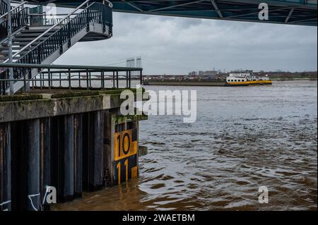 28. Dezember, Nijmegen. Die regnerischen Weihnachtstage haben in den Niederlanden erhebliche Unannehmlichkeiten verursacht. In Nijmegen befinden sich niedrige Teile des Kais und rund um den Hafen an der Waalkade unter Wasser. Der Wasserstand liegt derzeit etwa 14,60 Meter über dem NAP. NICKERCHEN ist die Basis, um zu messen, wie hoch oder niedrig der Wasserstand ist. Da es in Deutschland immer noch viel regnet, besteht eine gute Chance, dass der Wasserstand zu Beginn des neuen Jahres wieder ansteigt. Stockfoto