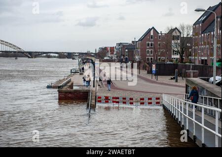 28. Dezember, Nijmegen. Die regnerischen Weihnachtstage haben in den Niederlanden erhebliche Unannehmlichkeiten verursacht. In Nijmegen befinden sich niedrige Teile des Kais und rund um den Hafen an der Waalkade unter Wasser. Der Wasserstand liegt derzeit etwa 14,60 Meter über dem NAP. NICKERCHEN ist die Basis, um zu messen, wie hoch oder niedrig der Wasserstand ist. Da es in Deutschland immer noch viel regnet, besteht eine gute Chance, dass der Wasserstand zu Beginn des neuen Jahres wieder ansteigt. Stockfoto