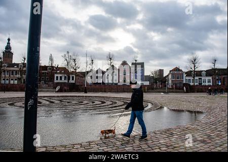 28. Dezember, Nijmegen. Die regnerischen Weihnachtstage haben in den Niederlanden erhebliche Unannehmlichkeiten verursacht. In Nijmegen befinden sich niedrige Teile des Kais und rund um den Hafen an der Waalkade unter Wasser. Der Wasserstand liegt derzeit etwa 14,60 Meter über dem NAP. NICKERCHEN ist die Basis, um zu messen, wie hoch oder niedrig der Wasserstand ist. Da es in Deutschland immer noch viel regnet, besteht eine gute Chance, dass der Wasserstand zu Beginn des neuen Jahres wieder ansteigt. Stockfoto