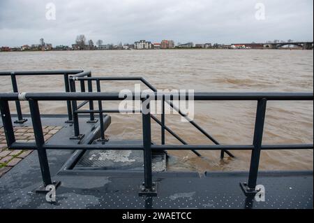 28. Dezember, Nijmegen. Die regnerischen Weihnachtstage haben in den Niederlanden erhebliche Unannehmlichkeiten verursacht. In Nijmegen befinden sich niedrige Teile des Kais und rund um den Hafen an der Waalkade unter Wasser. Der Wasserstand liegt derzeit etwa 14,60 Meter über dem NAP. NICKERCHEN ist die Basis, um zu messen, wie hoch oder niedrig der Wasserstand ist. Da es in Deutschland immer noch viel regnet, besteht eine gute Chance, dass der Wasserstand zu Beginn des neuen Jahres wieder ansteigt. Stockfoto