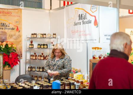 UGIJAR, SPANIEN - 09. DEZEMBER 2023 die regionalen Hersteller von Handwerk, Gastronomie und Tourismus präsentieren ihre Produkte und Dienstleistungen auf der größten traditionellen Tour Stockfoto