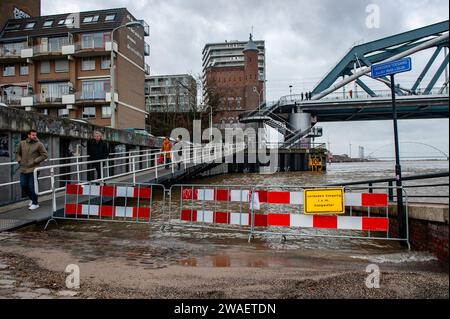 28. Dezember, Nijmegen. Die regnerischen Weihnachtstage haben in den Niederlanden erhebliche Unannehmlichkeiten verursacht. In Nijmegen befinden sich niedrige Teile des Kais und rund um den Hafen an der Waalkade unter Wasser. Der Wasserstand liegt derzeit etwa 14,60 Meter über dem NAP. NICKERCHEN ist die Basis, um zu messen, wie hoch oder niedrig der Wasserstand ist. Da es in Deutschland immer noch viel regnet, besteht eine gute Chance, dass der Wasserstand zu Beginn des neuen Jahres wieder ansteigt. Stockfoto