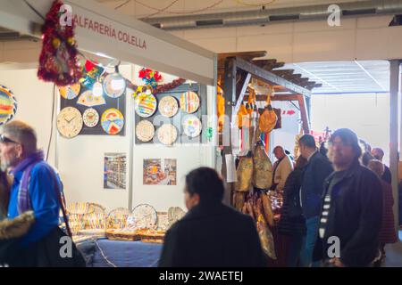 UGIJAR, SPANIEN - 09. DEZEMBER 2023 die regionalen Hersteller von Handwerk, Gastronomie und Tourismus präsentieren ihre Produkte und Dienstleistungen auf der größten traditionellen Tour Stockfoto