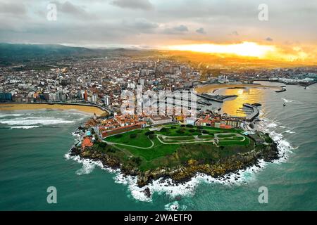 Drohnenblick Gijón oder Xixón Stadt im Nordwesten Spaniens bei Sonnenuntergang, Küste des Kantabrischen Südostens, Bucht von Biskaya, im zentral-nördlichen Teil von A Stockfoto