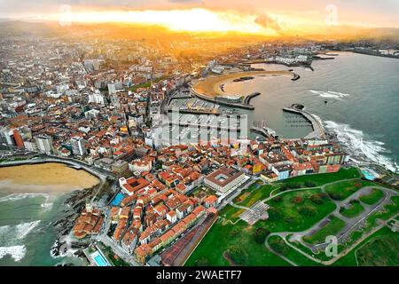 Drohnenblick Gijón oder Xixón Stadt im Nordwesten Spaniens bei Sonnenuntergang, Küste des Kantabrischen Südostens, Bucht von Biskaya, im zentral-nördlichen Teil von A Stockfoto