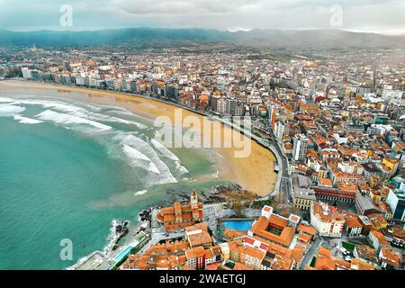 Drohnenblick Gijón oder Xixón Stadt im Nordwesten Spaniens, Küste des Kantabrischen Südostens, Bucht von Biskaya, im zentral-nördlichen Teil von Asturien. Trave Stockfoto