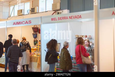 UGIJAR, SPANIEN - 09. DEZEMBER 2023 die regionalen Hersteller von Handwerk, Gastronomie und Tourismus präsentieren ihre Produkte und Dienstleistungen auf der größten traditionellen Tour Stockfoto