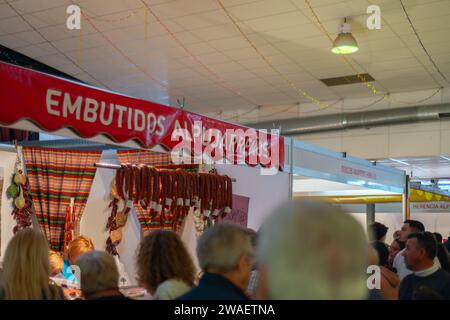 UGIJAR, SPANIEN - 09. DEZEMBER 2023 die regionalen Hersteller von Handwerk, Gastronomie und Tourismus präsentieren ihre Produkte und Dienstleistungen auf der größten traditionellen Tour Stockfoto