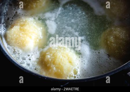 Bayern, Deutschland - 25. Dezember 2023: Kartoffelklöße in einem Kochtopf mit kochendem Wasser *** Kartoffelklöße in einem Kochtopf mit kochendem Wasser Stockfoto