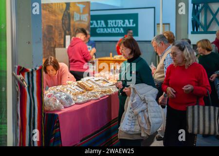 UGIJAR, SPANIEN - 09. DEZEMBER 2023 die regionalen Hersteller von Handwerk, Gastronomie und Tourismus präsentieren ihre Produkte und Dienstleistungen auf der größten traditionellen Tour Stockfoto