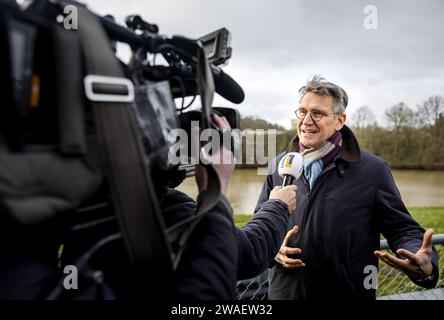 MAASTRICHT - Bürgermeister Wim Hillenaar von Maastricht bei einem anschließenden Pressetreffen mit Bewohnern der evakuierten Hausboote auf dem Stuwweg. Die Brücke auf dem Stuwweg ist nach dem Zusammenstoß eines Hausbootes mit ihr in Gefahr. ANP SEM VAN DER WAL niederlande aus - belgien aus Stockfoto