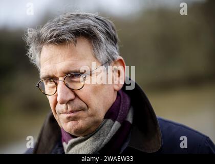 MAASTRICHT - Bürgermeister Wim Hillenaar von Maastricht bei einem anschließenden Pressetreffen mit Bewohnern der evakuierten Hausboote auf dem Stuwweg. Die Brücke auf dem Stuwweg ist nach dem Zusammenstoß eines Hausbootes mit ihr in Gefahr. ANP SEM VAN DER WAL niederlande aus - belgien aus Stockfoto