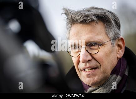 MAASTRICHT - Bürgermeister Wim Hillenaar von Maastricht bei einem anschließenden Pressetreffen mit Bewohnern der evakuierten Hausboote auf dem Stuwweg. Die Brücke auf dem Stuwweg ist nach dem Zusammenstoß eines Hausbootes mit ihr in Gefahr. ANP SEM VAN DER WAL niederlande aus - belgien aus Stockfoto