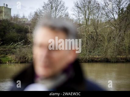 MAASTRICHT - Bürgermeister Wim Hillenaar von Maastricht bei einem anschließenden Pressetreffen mit Bewohnern der evakuierten Hausboote auf dem Stuwweg. Die Brücke auf dem Stuwweg ist nach dem Zusammenstoß eines Hausbootes mit ihr in Gefahr. ANP SEM VAN DER WAL niederlande aus - belgien aus Stockfoto