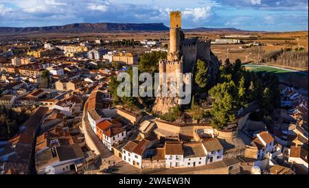 Die beeindruckendsten mittelalterlichen Burgen und Städte Spaniens, Kastilien-La Mancha Provision - Almansa, Panoramablick aus einem hohen Winkel Stockfoto