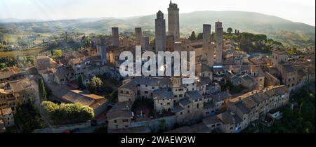 San Gimignano - eine der schönsten mittelalterlichen Städte in der Toskana, Italien. Drohnenansicht der Türme im Morgenlicht. UNESCO-Weltkulturerbe Sit Stockfoto