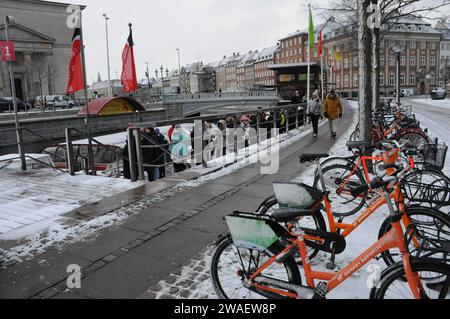 Kopenhagen, Dänemark /04 Januar 2024/.Wintertourismus in der dänischen Hauptstadt und Touristen warten auf Kanalrundfahrt in der Hauptstadt. Photo.Francis Joseph Dean/Dean Pictures Stockfoto