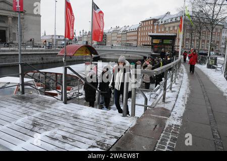 Kopenhagen, Dänemark /04 Januar 2024/.Wintertourismus in der dänischen Hauptstadt und Touristen warten auf Kanalrundfahrt in der Hauptstadt. Photo.Francis Joseph Dean/Dean Pictures Stockfoto