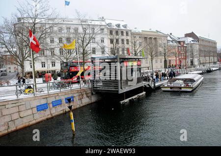 Kopenhagen, Dänemark /04 Januar 2024/.Wintertourismus in der dänischen Hauptstadt und Touristen warten auf Kanalrundfahrt in der Hauptstadt. Photo.Francis Joseph Dean/Dean Pictures Stockfoto