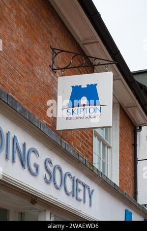 Schild oberhalb der Ladenfront der Skipton Building Society am Market Square, Chesham, Buckinghamshire, England, Großbritannien Stockfoto