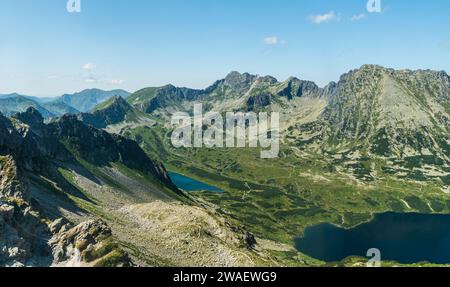 Teil des Dolina Pieciu Stawow Polskich-Tals mit Seen und Gipfeln oberhalb von Szpiglasowa Przelecz in der Hohen Tatra Stockfoto