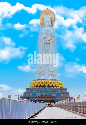 China, Sanya November 13, 2017: Die Statue der Göttin Guanyin im Zentrum des Buddhismus Nanshan. Historische Stätten in China Stockfoto