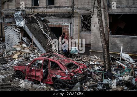 © Nicolas Cleuet/Le Pictorium/MAXPPP - Kiew 02/01/2024 Dans le quartier residentiel de Solomyanka, un immeuble de 9 etages et 10 Cages d'escalier a ete touche tot ce matin. deux personne agee a ete tue et 49 autres habitants Segen.? UN pair sort de immeuble avec quelques Affaires. Dans la nuit la Russie a Lance sur l'Ukraine une vaste attaque aerienne. Une Dans la nuit la Russie a Lance sur l'Ukraine une vaste attaque aerienne. UE Premiere Vague de 35 Drohnen Shahed a partir de 2h30, Puis 99 Raketen Kalibre et Kindjal (supersoniques). 72 ont ete abattus selon les autorites ukrainienne. Stockfoto