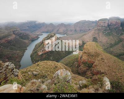 Blyde River Canyon mit niedrigen, hängenden Wolken, auf der Panoramastraße in der Provinz Mpumalanga, Südafrika. Stockfoto