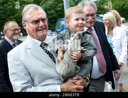 Dateifoto - Prinz Henrik und Prinz Christian im Kopenhagener Zoo, Dänemark, 10. Juni 2008. Die dänische Königin Margrethe gab in ihrer Neujahrsrede bekannt, dass sie am 14. Januar 2024 abdankt. Kronprinz Frederik wird ihren Platz einnehmen und König Frederik der 10. Von Dänemark werden. Gleichzeitig wird Prinz Christian Kronprinz von Dänemark. Stockfoto