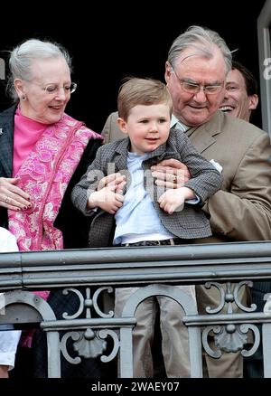 Dateifoto - Königin Margrethe, Prinz Christian und Prinz Henrik auf dem Balkon auf Schloss Amalienborg in Kopenhagen, Dänemark, Donnerstag, 16. April 2009. Die dänische Königin Margrethe gab in ihrer Neujahrsrede bekannt, dass sie am 14. Januar 2024 abdankt. Kronprinz Frederik wird ihren Platz einnehmen und König Frederik der 10. Von Dänemark werden. Gleichzeitig wird Prinz Christian Kronprinz von Dänemark. Stockfoto