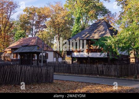 Authentische Bauernsiedlungen mit traditionellem rumänischen Dorfleben im Dimitrie Gusti National Village Museum in Bukarest. Stockfoto