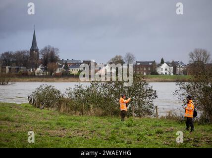 MAASTRICHT - Deichwächter überwachen die Hochwassersituation in den Maas. Das Wasser im Fluss hat einen Höchststand erreicht. ANP SEM VAN DER WAL niederlande aus - belgien aus Stockfoto