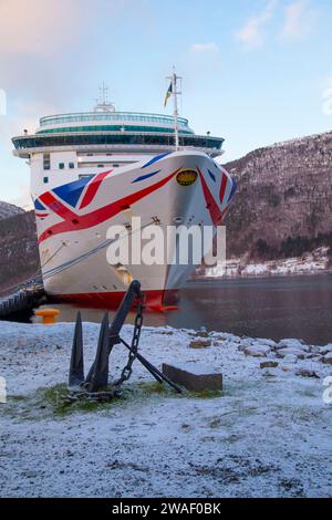 P&O Aurora legte auf der Weihnachtskreuzfahrt in Andalsnes, Norwegen, fest. Stockfoto