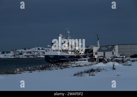 Skulbaren, Tromso hat auf Sommaroy Island, Norwegen, festgemacht. Stockfoto